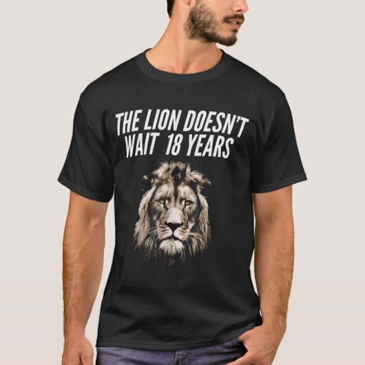 Funny Lion Meme The Lion Doesn't Wait 18 Years Gen T-shirt (Voorkant)