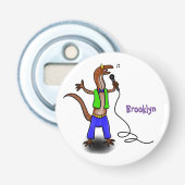 Funny lizard zingt met cartoon van de microfoon button flesopener (Voorkant)