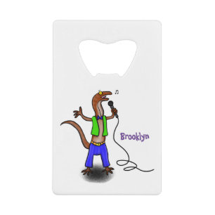 Funny lizard zingt met cartoon van de microfoon creditkaart flessenopener