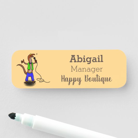 Funny lizard zingt met cartoon van de microfoon naamplaatje (In situ)