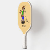 Funny lizard zingt met cartoon van de microfoon pickleball paddle (Links)