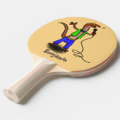 Funny lizard zingt met cartoon van de microfoon tafeltennisbatje (Voorkant Gekanteld)