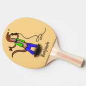 Funny lizard zingt met cartoon van de microfoon tafeltennisbatje (Zijkant)