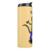 Funny lizard zingt met cartoon van de microfoon thermosbeker (Gedraaid links)