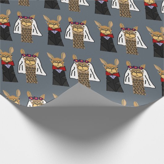 Funny Llama Bride en Groom Wedding Art Cadeaupapier (Hoek)