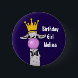 Funny Llama Illustration Birthday Girl Ronde Button 5,7 Cm<br><div class="desc">Een meisje met een griezelige knop met een witte lama die een grote roze bubbel blaast. Het dragen van een gouden kroon en een zwarte boog stropdas. Donkere paarse achtergrond.</div>