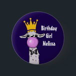 Funny Llama Illustration Birthday Girl Ronde Button 5,7 Cm<br><div class="desc">Een meisje met een griezelige knop met een witte lama die een grote roze bubbel blaast. Het dragen van een gouden kroon en een zwarte boog stropdas. Donkere paarse achtergrond.</div>