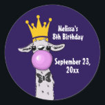 Funny Llama met Roze Bubble Birthday Ronde Sticker<br><div class="desc">Voetdagenvelopsticker met een wit lampje dat een roze bubbel blaast terwijl je kauwgom kauwt. Het dragen van een gouden kroon en een zwarte boog stropdas. Donkere paarse achtergrond.</div>