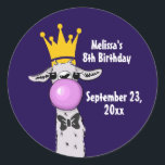 Funny Llama met Roze Bubble Birthday Ronde Sticker<br><div class="desc">Voetdagenvelopsticker met een wit lampje dat een roze bubbel blaast terwijl je kauwgom kauwt. Het dragen van een gouden kroon en een zwarte boog stropdas. Donkere paarse achtergrond.</div>