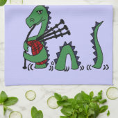 Funny Loch Ness Monster die Bagpipes afspeelt Theedoek (Gevouwen)