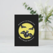 Funny Low Flying Bats Happy Halloween Briefkaart (Staand voorkant)