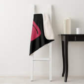 Funny Magenta Cat on Black Cartoonish Sherpa Deken (In situ)