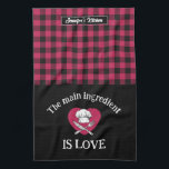Funny Main Ingredient is Love Red Black Pset Theedoek<br><div class="desc">Grappig en cool keukenhanddoek om het koken leuker te maken. Gepersonaliseerd geschenk voor familie en vrienden die graag koken, bakken en een nieuw recept proberen in de keuken. Pas de formulering aan zodat deze bij uw gelegenheid past. U kunt het Hulpmiddel van het Ontwerp gebruiken om het doopvonttype, de doopvontkleur...</div>