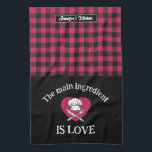 Funny Main Ingredient is Love Red Black Pset Theedoek<br><div class="desc">Grappig en cool keukenhanddoek om het koken leuker te maken. Gepersonaliseerd geschenk voor familie en vrienden die graag koken, bakken en een nieuw recept proberen in de keuken. Pas de formulering aan zodat deze bij uw gelegenheid past. U kunt het Hulpmiddel van het Ontwerp gebruiken om het doopvonttype, de doopvontkleur...</div>