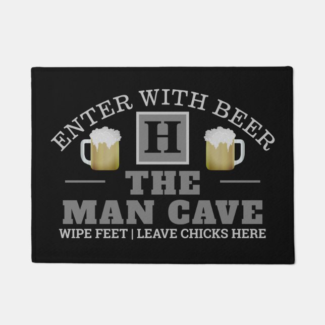 Funny MAN CAVE met Monogram en bier op BLACK Deurmat (Voorkant)