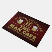 Funny MAN CAVE met Monogram en bier op BROWN Deurmat (Schuin)