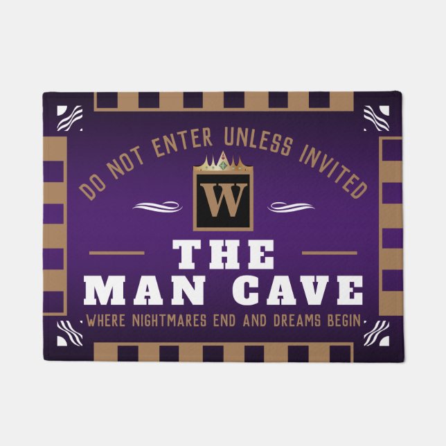 Funny MAN CAVE met Monogram | PAARSE verwelkoming Deurmat (Voorkant)