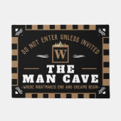 Funny MAN CAVE met Monogram | Welkom ZWARTE Deurmat (Voorkant)