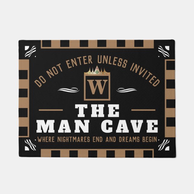 Funny MAN CAVE met Monogram | Welkom ZWARTE Deurmat (Voorkant)