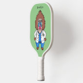 Funny mandrill dokter cartoon illustratie pickleball paddle (Links)