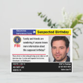 Funny Mannen Birthday Suspect die informatie zoekt Kaart (Staand voorkant)