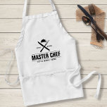 Funny Master Chef Personalized Culinal Catering Standaard Schort<br><div class="desc">De chef-kok, ontluikende chef-kok of cateraar zal dit moderne ontwerp waarderen met een gekruiste keukenvork en mes met een chef's serveerschaal erboven. Voeg de naam van uw chef-kok en het jaar dat is vastgesteld of verwijder deze. Perfect voor je favoriete foodie, cadeau voor vaderdag, moederdag, restauranteigenaar of voor een culinaire...</div>