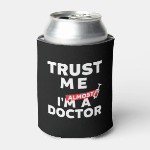 Funny Medical Student Vertrouw me dat ik bijna dok Blikjeskoeler