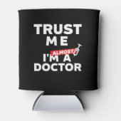 Funny Medical Student Vertrouw me dat ik bijna dok Blikjeskoeler (Voorkant)