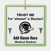 Funny Medical Student Vertrouw me Keramisch Ornament (Achterkant)