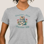 Funny Meditation Cat Inspirerend Positieve Quote T-shirt<br><div class="desc">Dit schattige Funny Meditation Cat Inspirerend Positive Quote T-Shirt heeft de perfecte kattenwoordspeling voor elke kattenliefhebber die van mediteren houdt, of iets inspirerend, motiverend, en gelooft in de kracht van positief passief denken! De poes die mediteert/bidt met bloemen in de tuin wordt gedaan in waterverf. Dit shirt zal iedereen laten...</div>