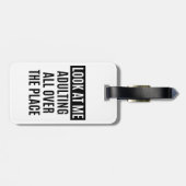 Funny meme Adulting over de hele plek citeert Bagagelabel (Achterkant horizontaal)