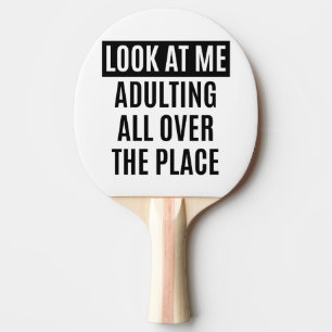 Funny meme Adulting over de hele plek citeert Tafeltennisbatje