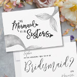 Funny Mermaid Black en White Bridesmaid Voorstel<br><div class="desc">Een grappige bridesmaïde briefkaart met een leuk maidenthema. De voorzijde van de kaart is voorzien van de letters "We mermaid to be sisters" in een mermaïde-themaattypografie met vermagerde staarten. Op de achterzijde van de kaart staat "[naam bridesmaïde] u bent aan het mermazing. Bent u mijn bruidsmeisje? [bruidsnaam]" in het coördineren...</div>