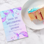 Funny Mermaid Pun Mer-Maid her Day Shellebring Bedankkaart<br><div class="desc">Grappig Mermaid Pun bedankt je kaarten met magische zeemeermin's staarten en decoratieve typografie. Het leuke gezegde luidt: "Dank je voor de beschutting [naam] van de verjaardag ... Je kunt haar dag meer personaliseren!" die je kunt personaliseren. Dit heldere, levendige ontwerp is voorzien van zeemleder en zeepbellen in de waterverf tinten...</div>