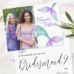 Funny Mermaid Sisters Bridesmaid Foto Voorstel Briefkaart<br><div class="desc">Funny bridesmaid voorstel kaart met leuk zeemeerminiksthema en aangepaste foto, die in verticaal portretformaat wordt getoond. De voorzijde van de kaart is voorzien van de letters "We mermaid to be sisters" in een mermaïde-themaattypografie met vermagerde staarten. Op de achterzijde van de kaart staat "[naam bridesmaïde] u bent aan het mermazing....</div>