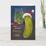 Funny Merry kerst Little Santa Pickle Feestdagen Kaart<br><div class="desc">Creëer uw eigen grappige kerstkaarten die kunnen worden gepersonaliseerd met een aangepast kerstfeest. Het leuke kunstwerk van Raphaela Wilson toont een schattig dill-pekel met een kersthoed met een pot vol pickles op de achtergrond. De buitenkant van deze grappige sikkele feestkaarten geeft de boodschap: "Heb jezelf een vrolijk klein pekeltje" terwijl...</div>