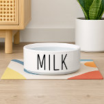 Funny Milk Dog Voerbakje<br><div class="desc">Deze minimalistische hondenkom voor water is voorzien van het woord "melk" in een trendy zwarte tekst op een schone witte keramische basis. Ontworpen voor moderne hondenliefhebbers, combineert het stijl en humor in een slank, functioneel stuk. Ideaal voor honden met een foodie-instelling en huisdierouders die houden van trending, ingetogen accessoires. Een...</div>