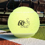 Funny Modern 60 dus wat Motivatie 60th Birthday Tennisballen<br><div class="desc">Deze tennisballen zijn perfect voor iemand die 60ste verjaardag viert. Ze komen met een grappige en motivatie quote 60,  dus wat,  en zijn perfect voor een persoon met een gevoel van humor. Geweldig als een grappig verjaardagscadeau.</div>
