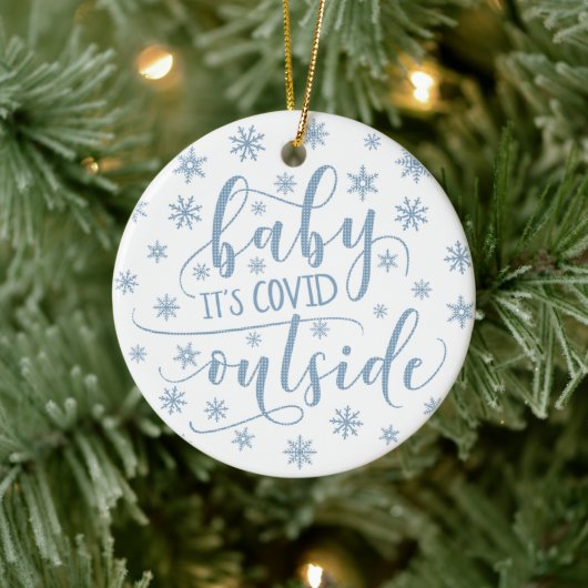 Funny Modern BABY ITS COVID BUITEN Snowflake Blue Keramisch Ornament (Boom)