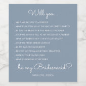 Funny Modern Dusty Blue Script Bridesmaid Voorstel Wijn Etiket (Enkel label)