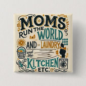 Funny Mom Button Badge - Moeders Run de Wereld... (Voorkant)