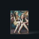 Funny Mona Lisa met haar vriendenkoppet Briefkaart<br><div class="desc">De Mona Lisa is een halve lengte portret schilderij van de Italiaanse kunstenaar Leonardo da Vinci. Als archetypisch meesterwerk van de Italiaanse renaissance wordt het omschreven als "het bekendste,  meest bezochte,  het meest bezochte,  het meest geschreven,  het meest bedekte,  het meest bedekte,  het meest geparogeerde kunstwerk ter wereld".</div>