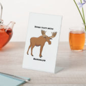 Funny moose cartoon illustratie reclamebord met voetstuk (Insitu)