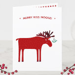 Funny Moose Feestdagen Kaart<br><div class="desc">Merry Kiss Moose,  grappig rood en witte kerstfeestkaart met een griezelige moes of elk met een stel maîtletoe die vastgebonden is aan zijn antler,  in de hoop op een jukige kus. Verander of verwijder het bericht en voeg uw familienaam aan de groet binnen toe om aan te passen.</div>