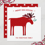 Funny Moose Feestdagenkaart<br><div class="desc">Merry Kiss Moose,  grappig rood en witte kerstfeestkaart met een griezelige moes of elk met een stel maîtletoe die vastgebonden is aan zijn antler,  in de hoop op een jukige kus. Verander of verwijder de familienaam,  en verander het bericht om aan te passen.</div>