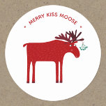 Funny Moose Holiday Ronde Sticker<br><div class="desc">Merry Kiss Moose heeft een grappig rood en wit kerstvakantieontwerp met een griezelig elandje of elandje met een stel maîtletoe aan zijn anticler, in de hoop op een kus. Ideaal voor dierenvrienden, of het nu gaat om de winter of om de kerst in juli. Verander of verwijder het bericht om...</div>