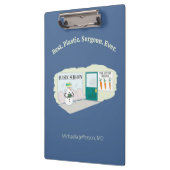 Funny Ms Frosty bij plastisch chirurg cartoon Klembord (Links)