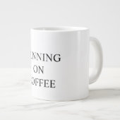 Funny mug states "RUNNING ON COFFEE" Grote Koffiekop (Voorkant rechts)