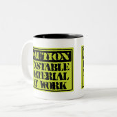 Funny Mugs: Onstabiele materialen op het werk Tweekleurige Koffiemok (Voorkant links)