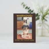 FUNNY: Muis en kat en hond gestapeld op Baby - Aankondigingskaart (Staand voorkant)